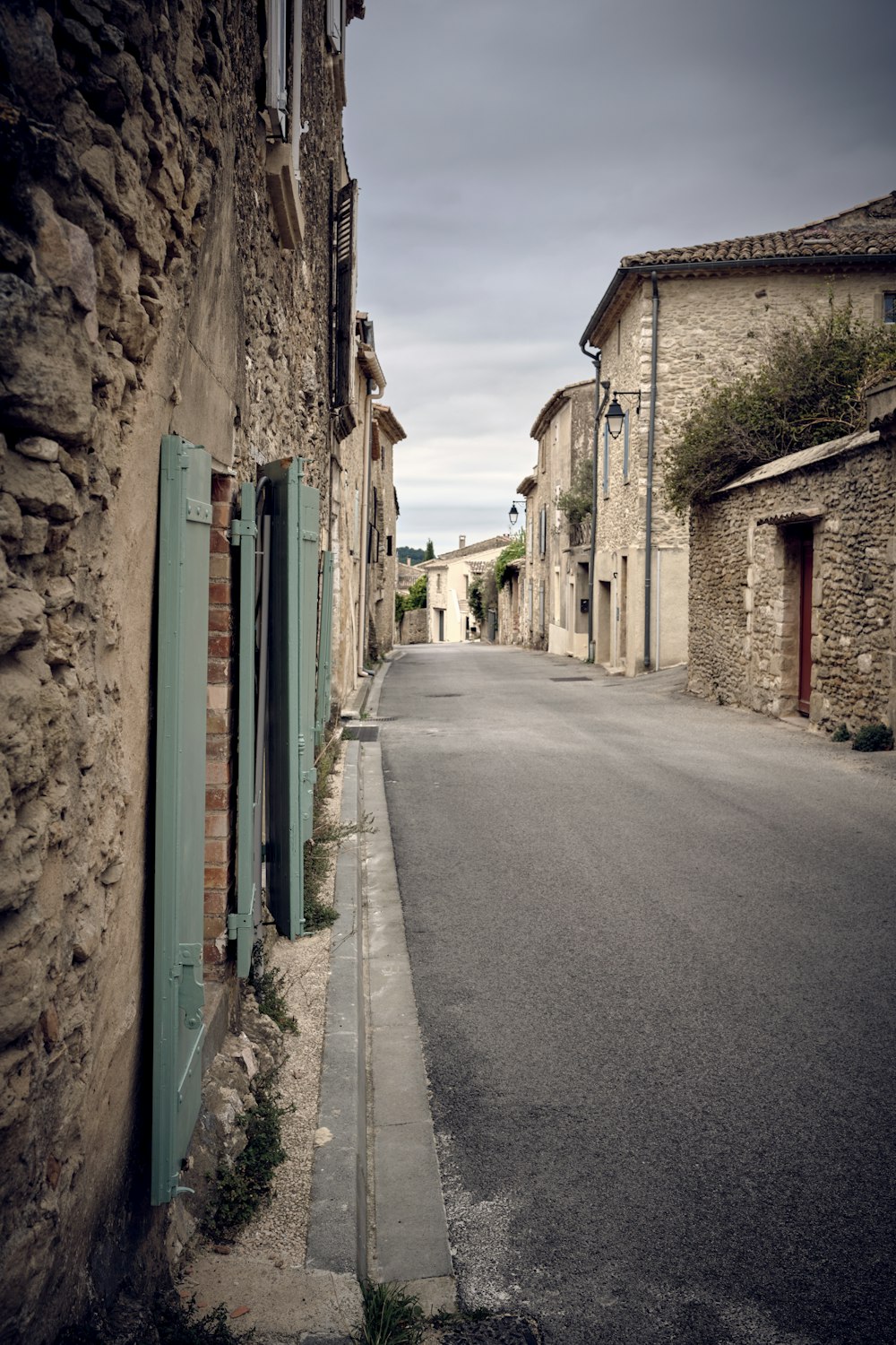 Uma rua vazia em uma pequena vila