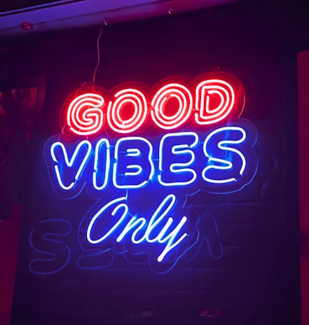 a neon sign that says good vibes only