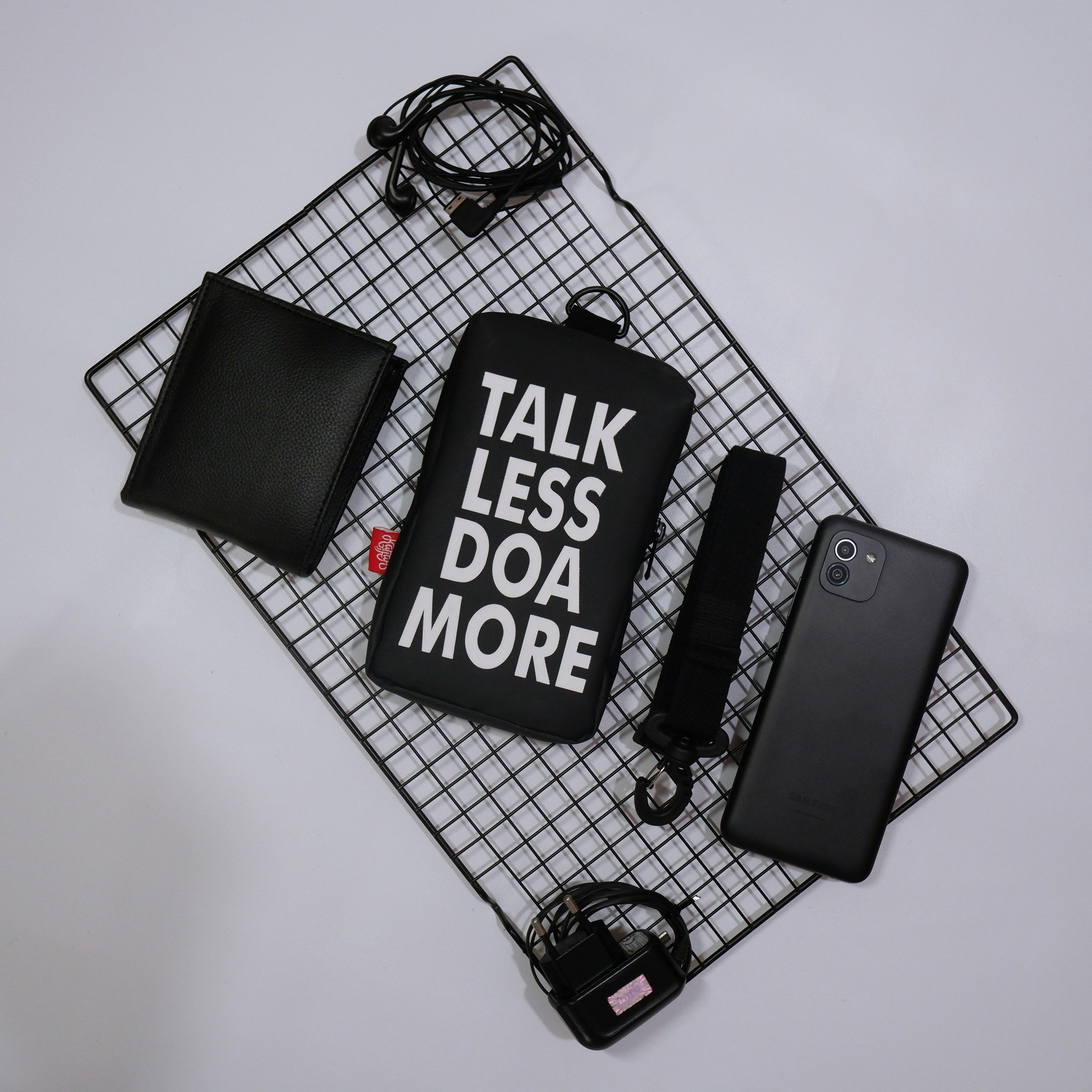 携帯電話、財布、その他のアイテムはワイヤーラックにあります