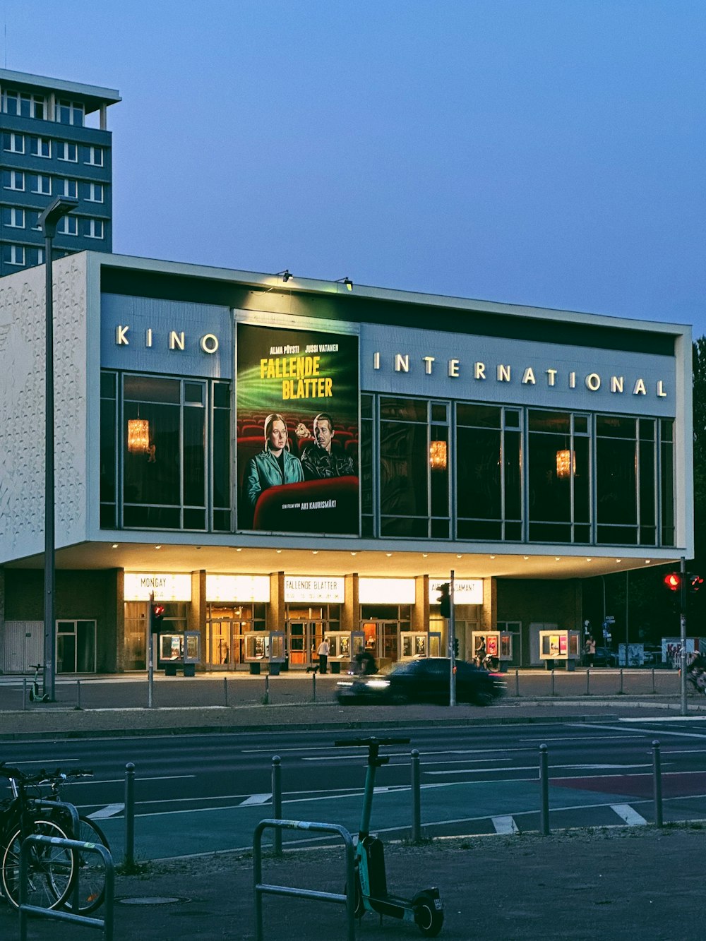 ein großes Gebäude mit einem Schild an der Seite