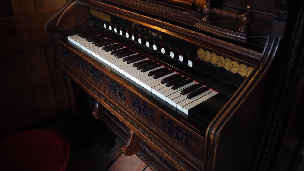 a close up of a piano with many knobs
