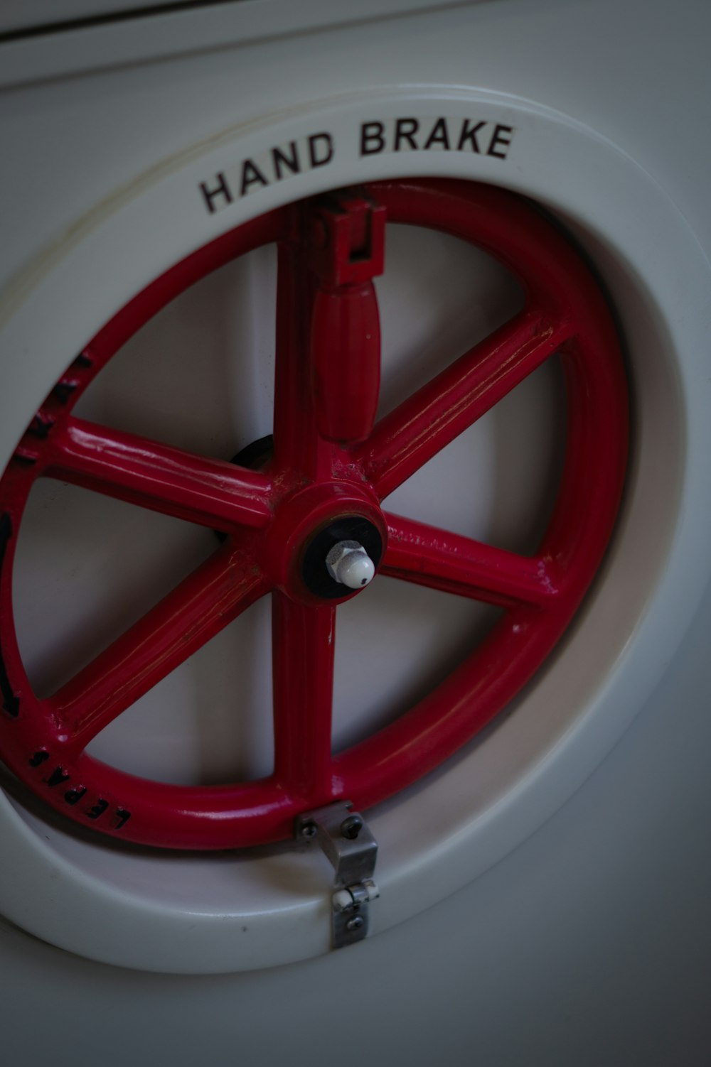 Nahaufnahme eines roten Rades auf einer Toilette