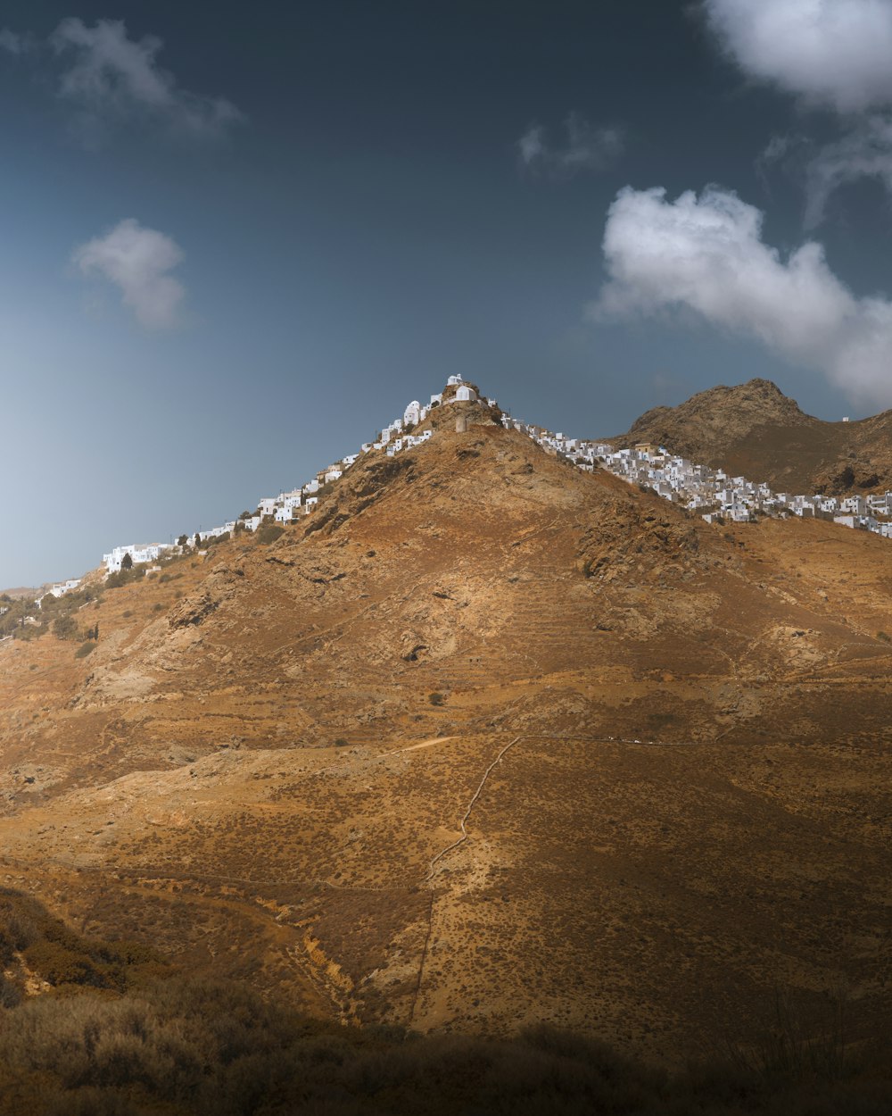 une colline avec un tas de bâtiments au sommet