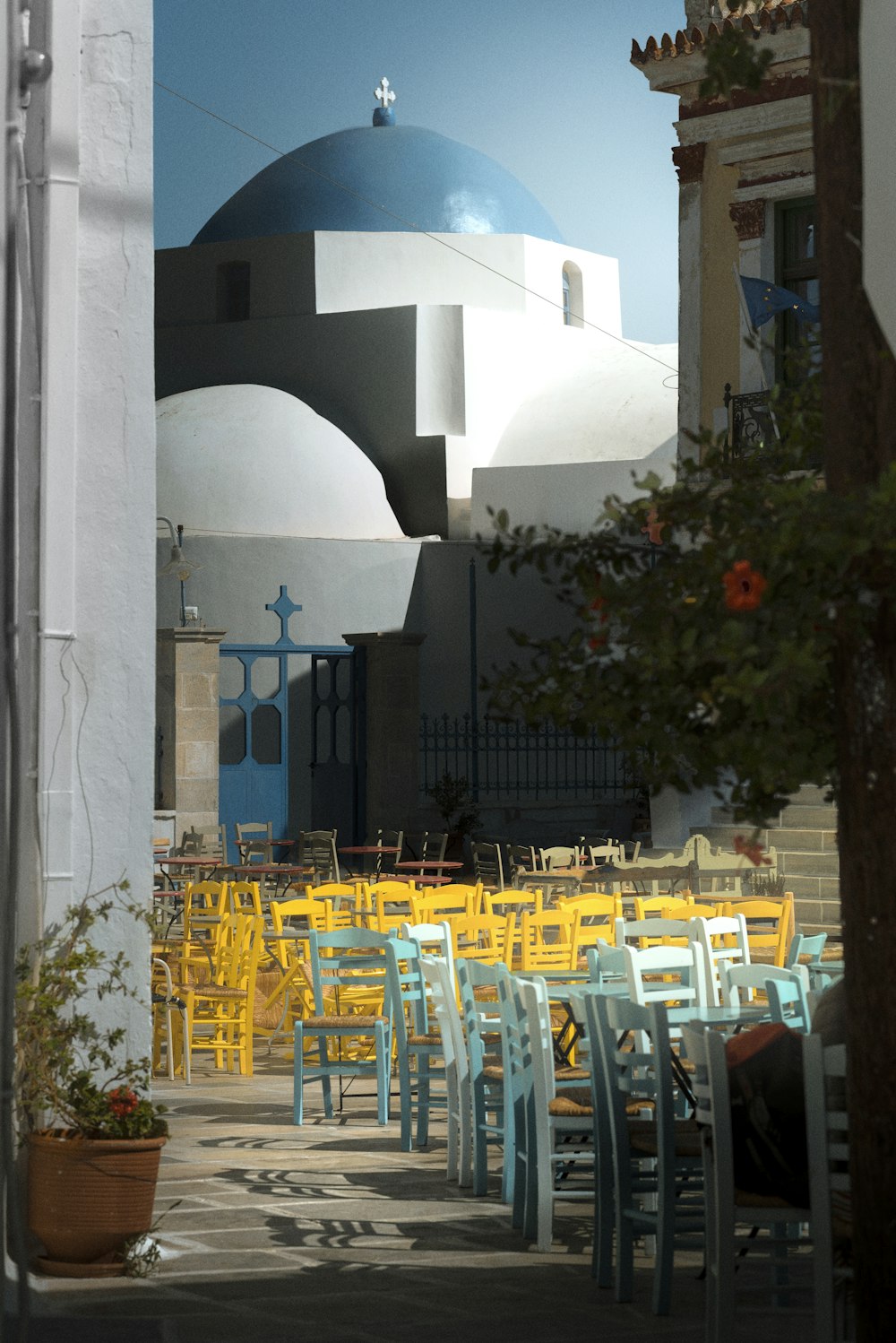 tables et chaises sont alignées devant un bâtiment