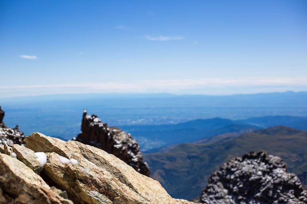 Una vista de una cadena montañosa desde la cima de una montaña