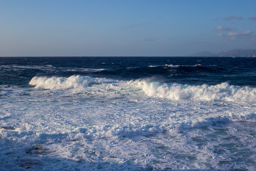 un grand plan d’eau avec des vagues arrivant sur le rivage