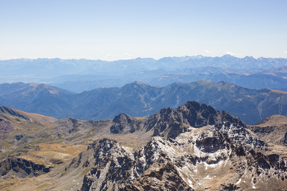 une vue des montagnes depuis le sommet d’une montagne