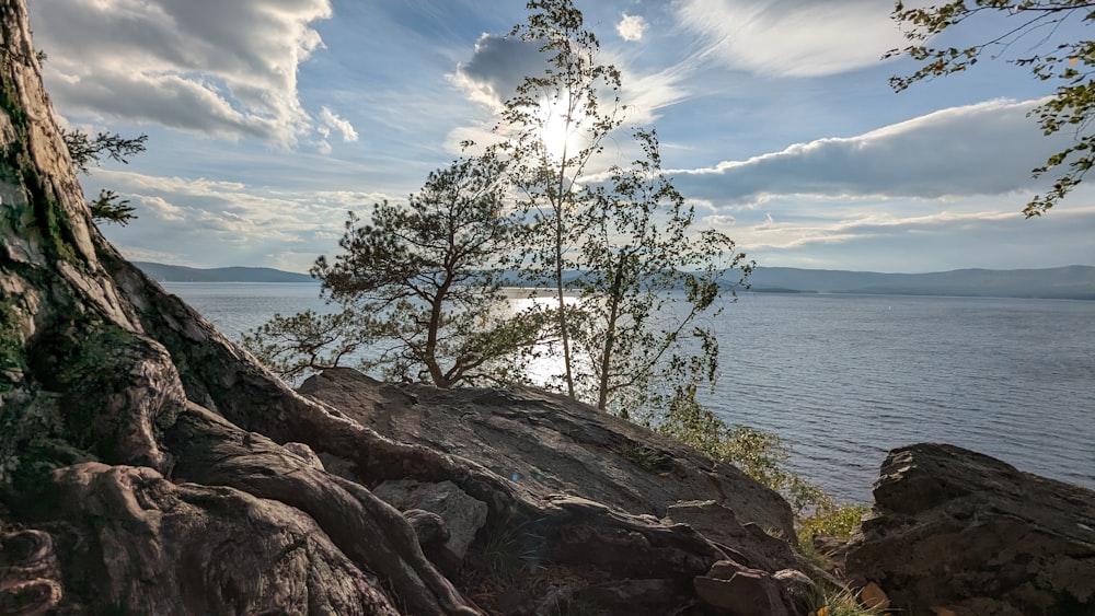 El sol brilla a través de las nubes sobre el agua