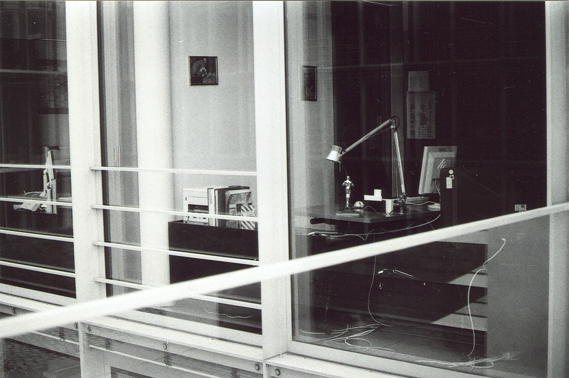 gray computer monitor