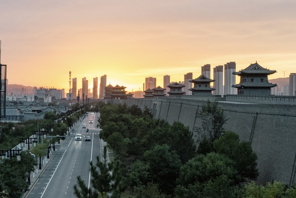 Die Sonne geht über einer Stadt mit hohen Gebäuden unter