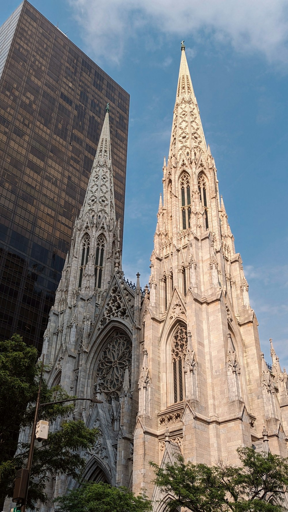 Una gran catedral con una torre del reloj junto a un edificio alto