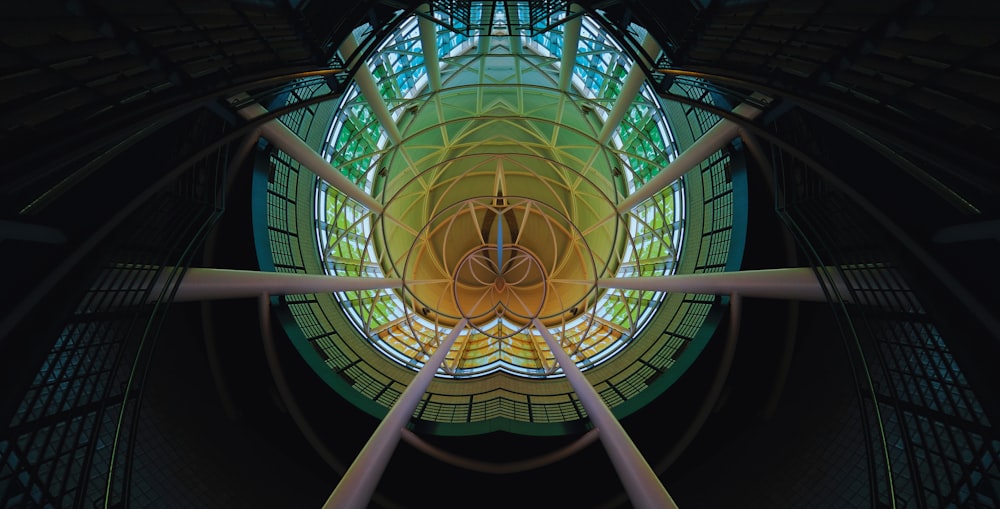 Una imagen abstracta de un reloj en el centro de un edificio