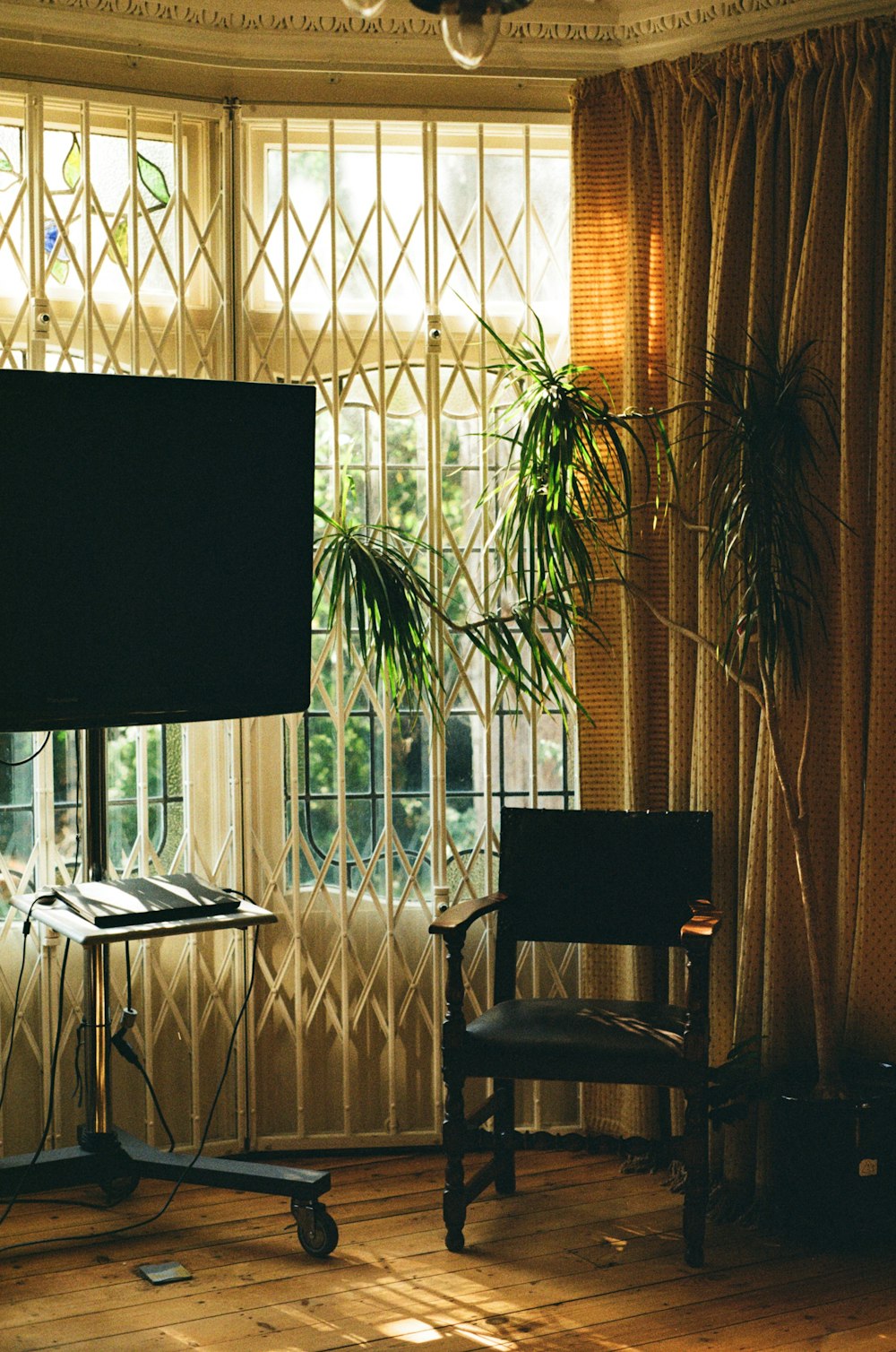 uma sala de estar com televisão e uma cadeira