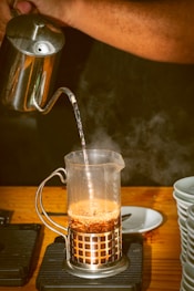 une personne prépare du café dans une French press
