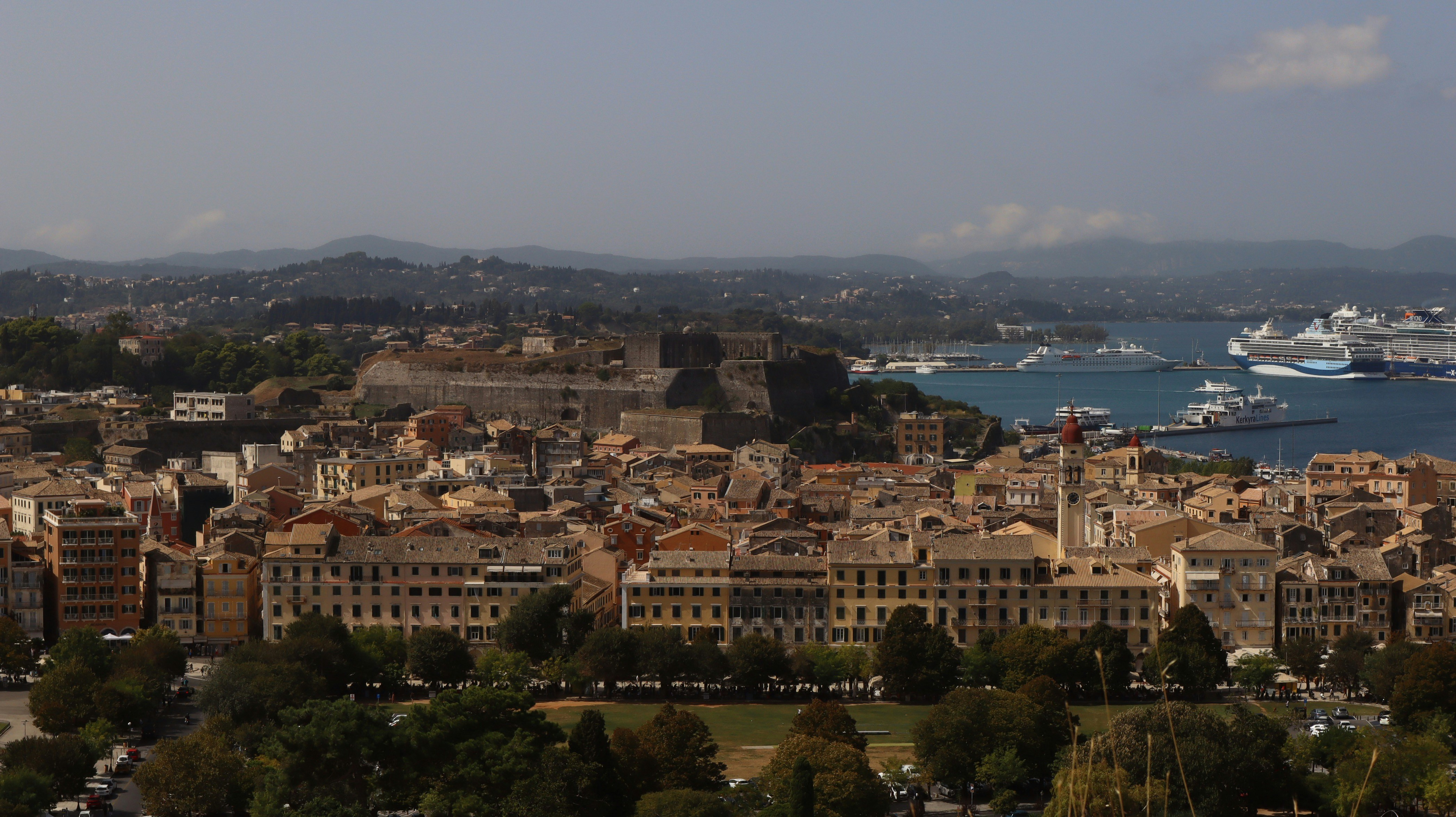 Panorama over de UNESCO-oude stad van Corfu met de Oude Vesting en de zee