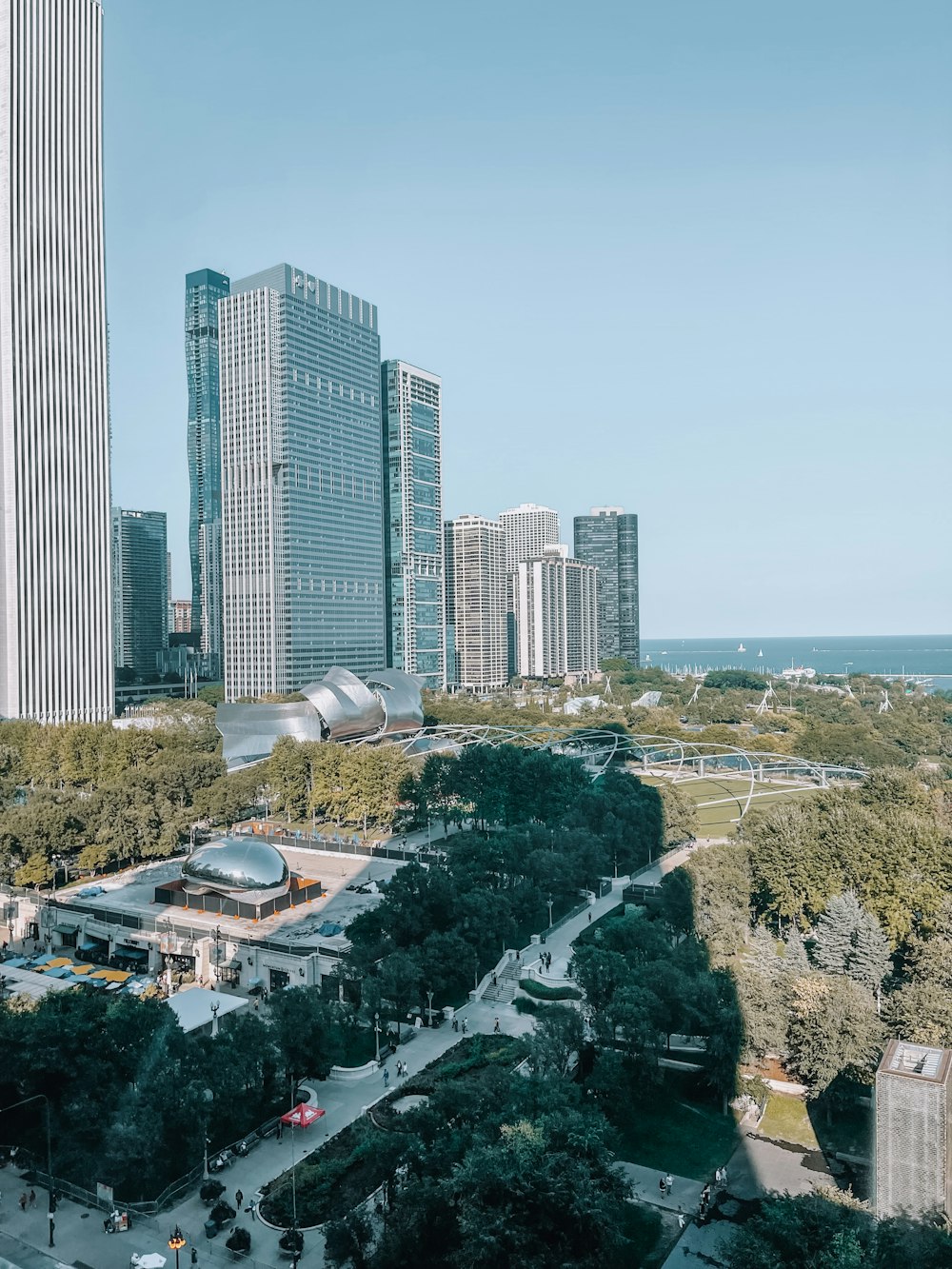 Blick auf eine Stadt mit hohen Gebäuden