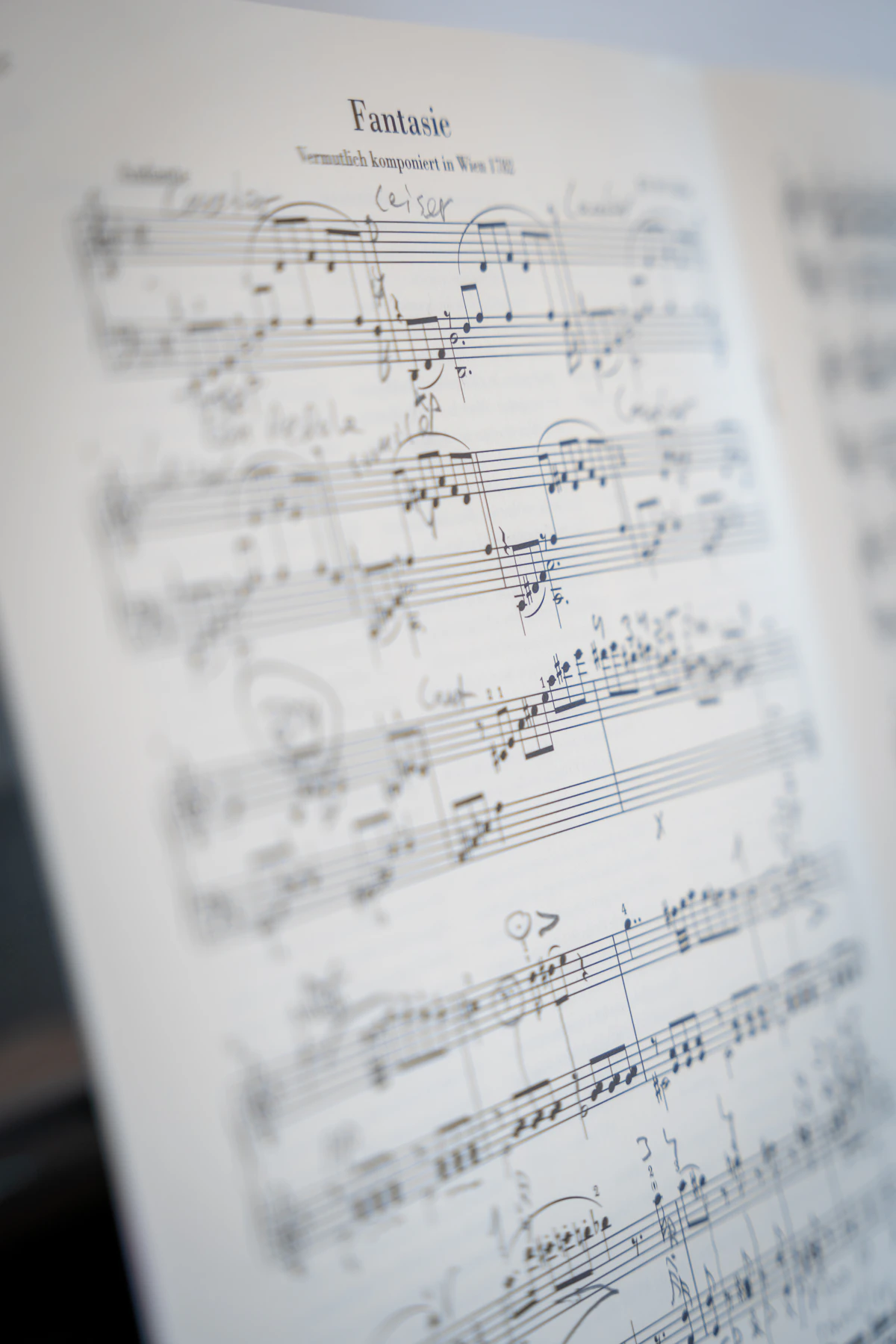 五線譜に音符が書かれた楽譜を撮影した写真
