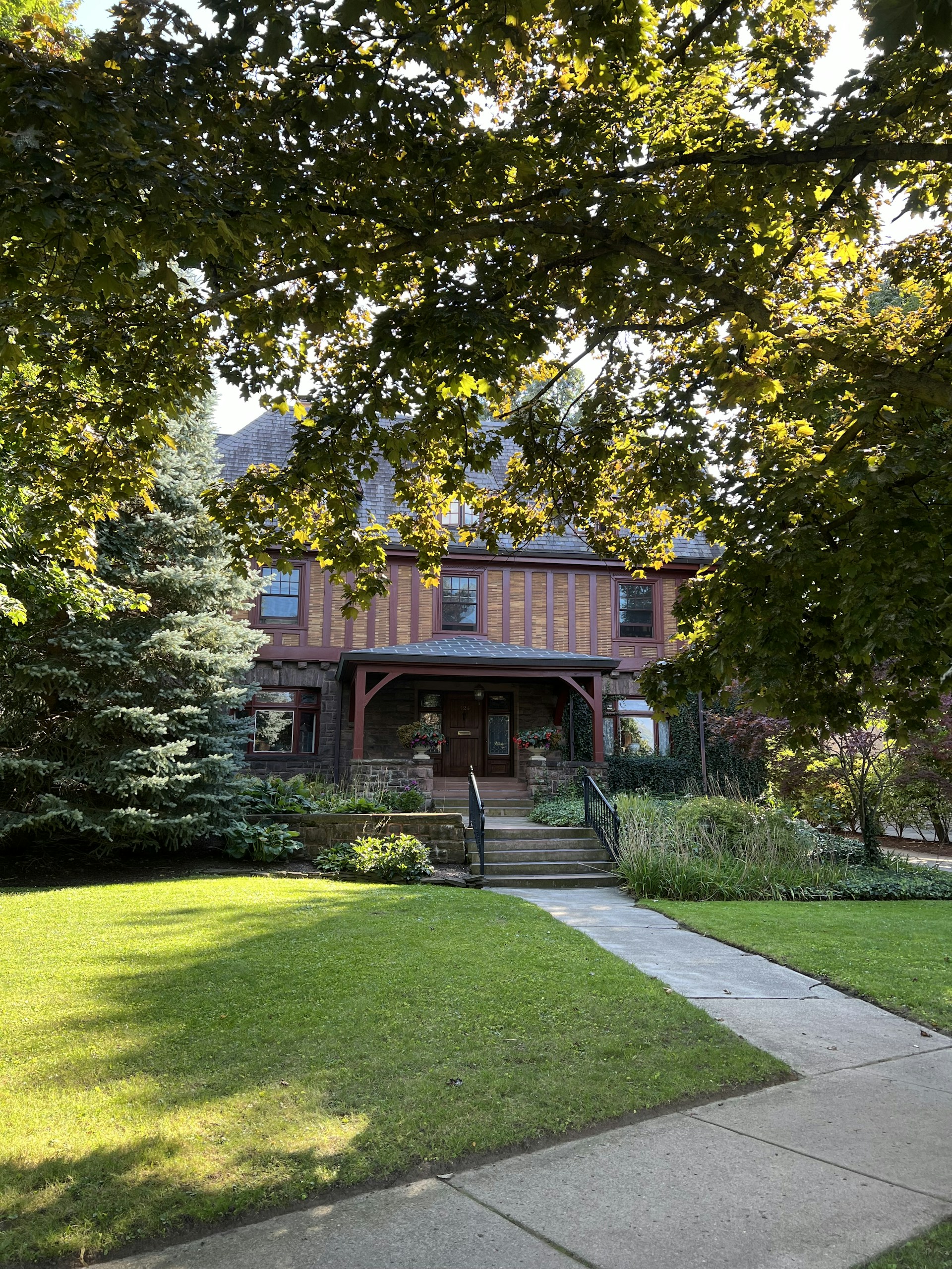 gray computer monitor