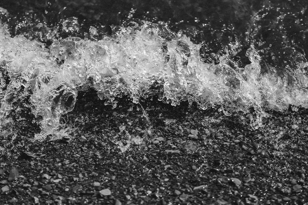 uma foto em preto e branco de água espirrando no chão