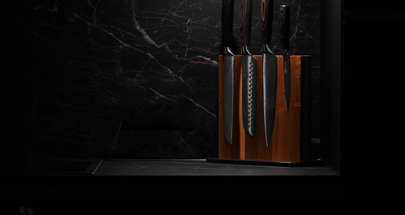 a bunch of knives that are on a shelf
