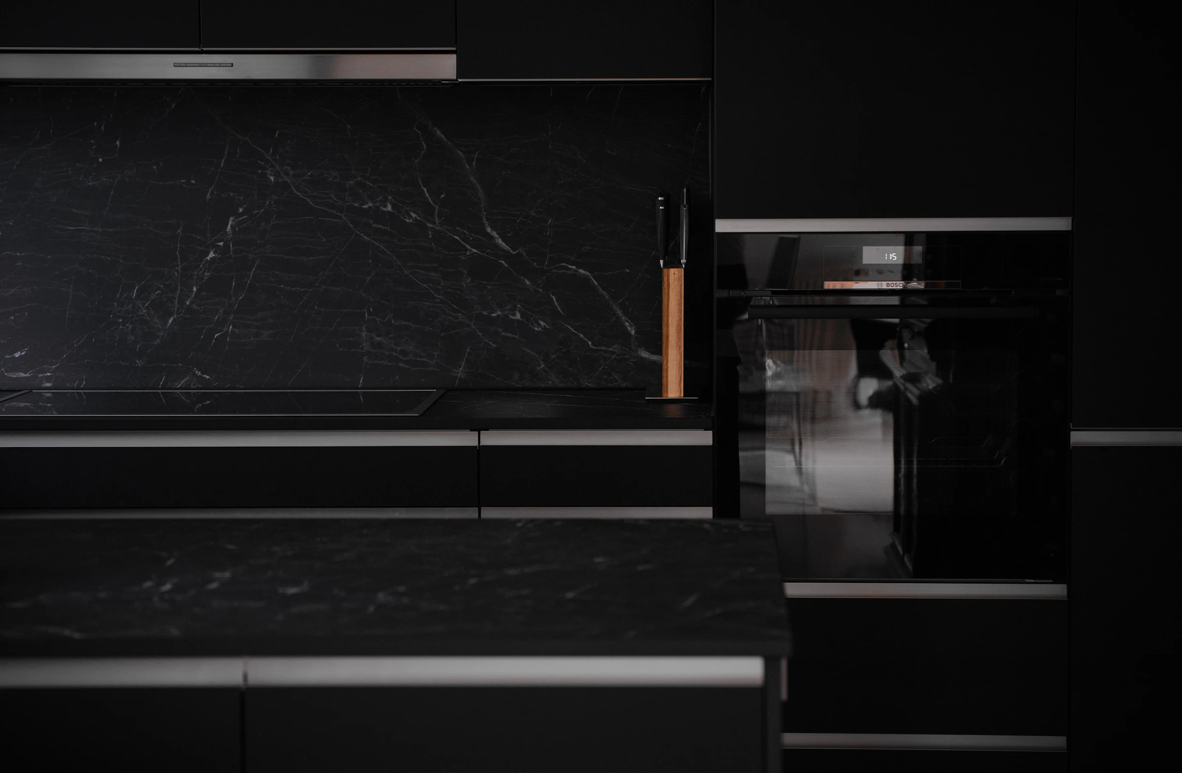 Cucina con ante nere opache e top in marmo