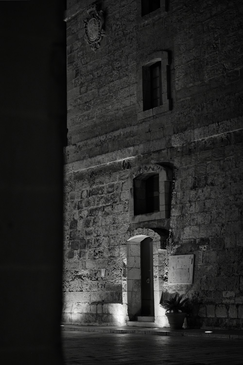 Una foto in bianco e nero di un edificio in mattoni