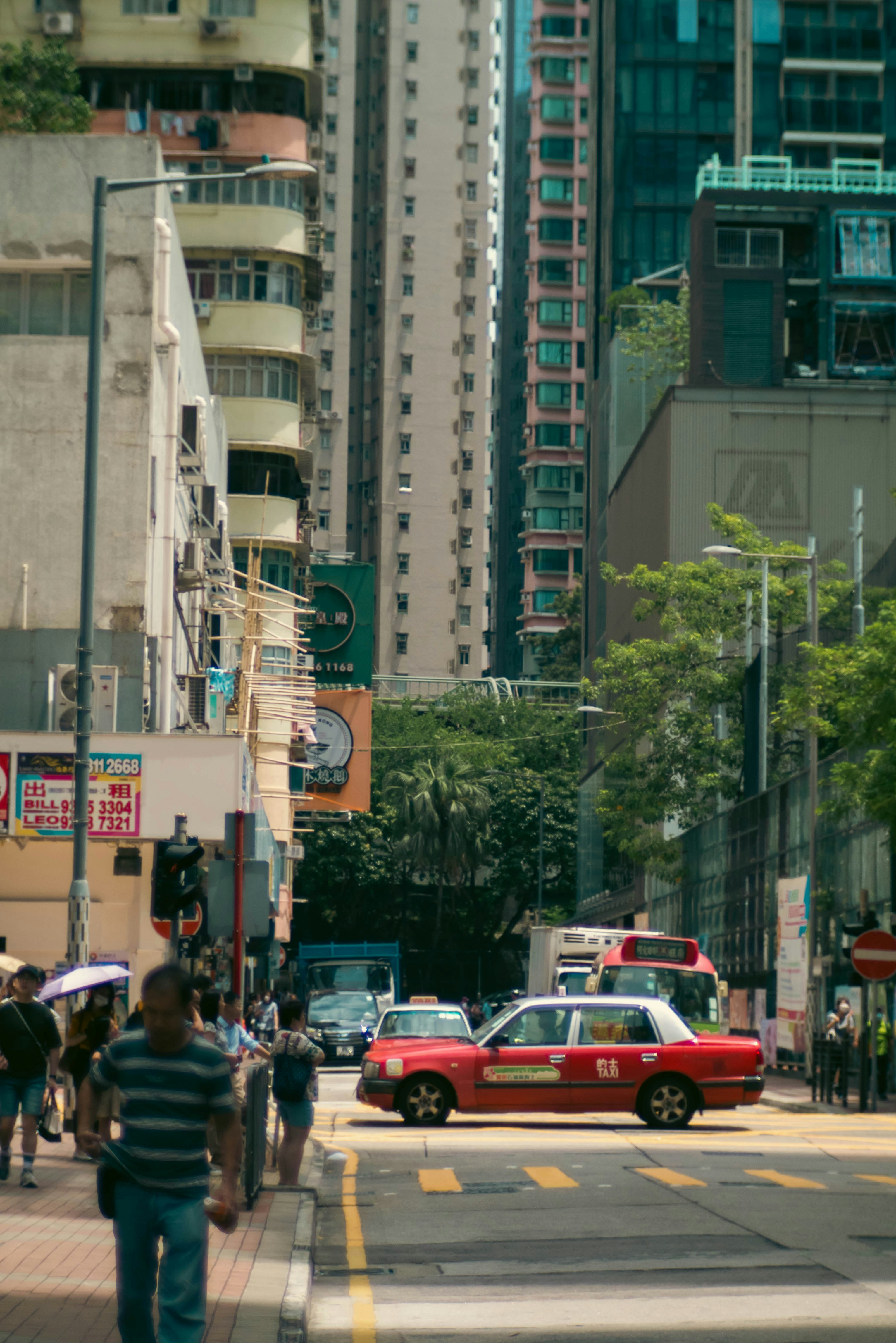 a busy city street filled with lots of traffic