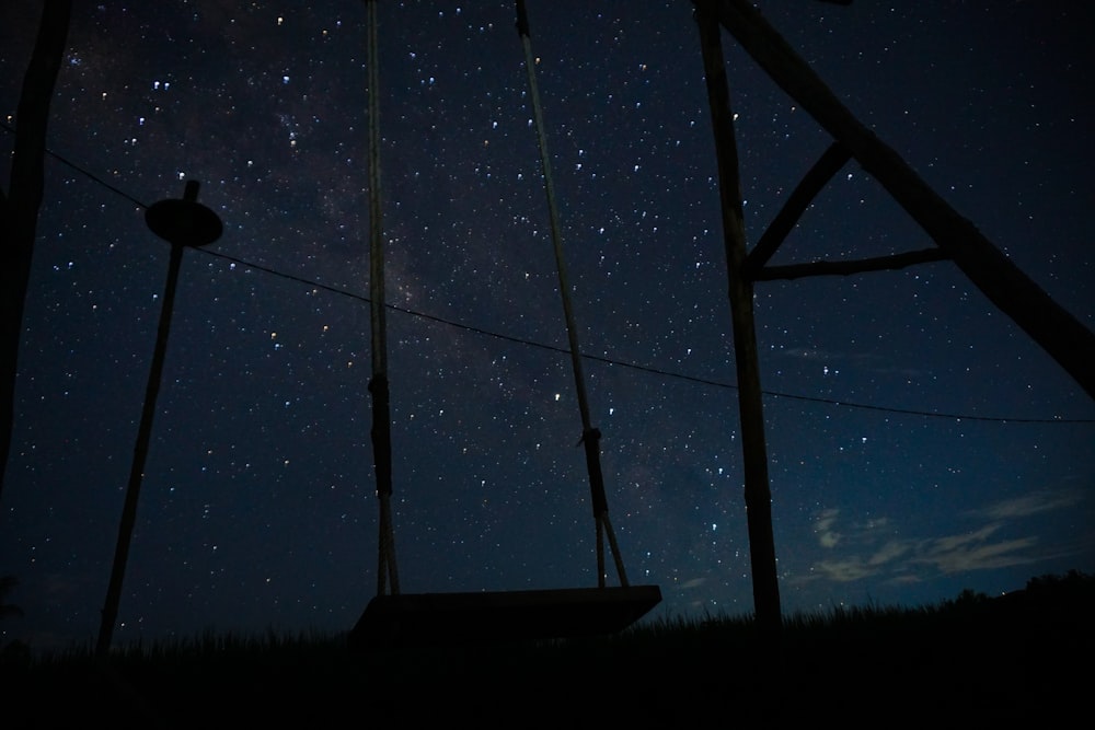 El cielo nocturno está lleno de estrellas y un poste de teléfono