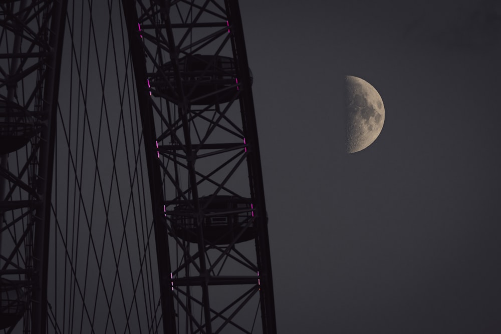 La luna è vista sopra la cima di un ponte