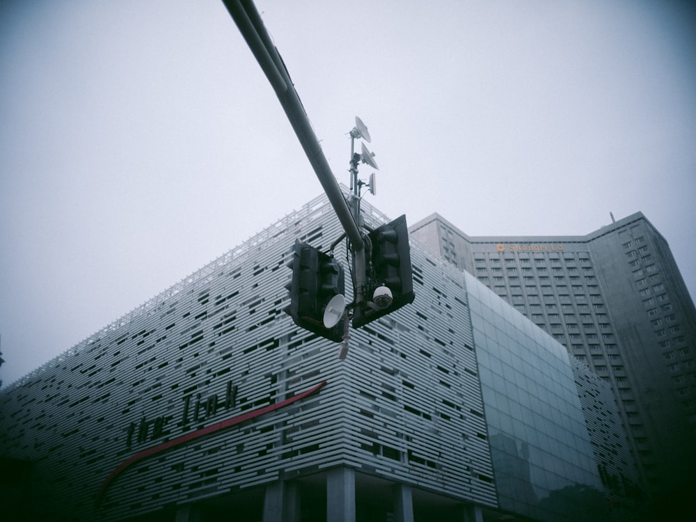 Un semáforo frente a un edificio alto