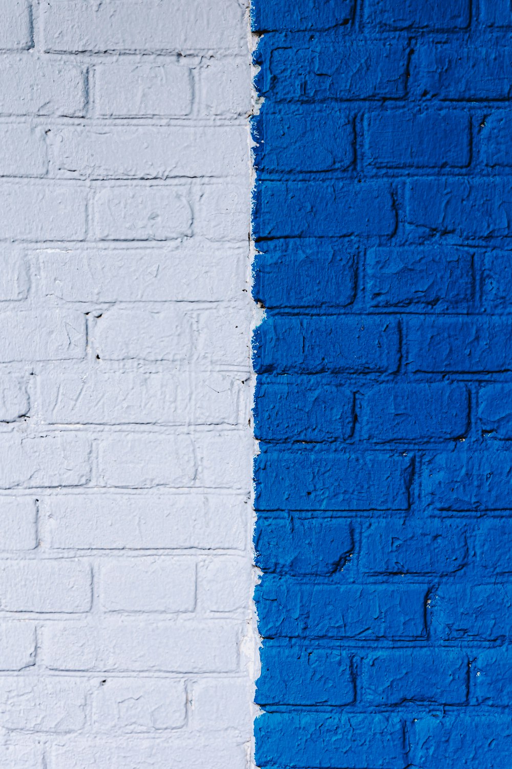una pared de ladrillo blanco y azul con una franja blanca y azul