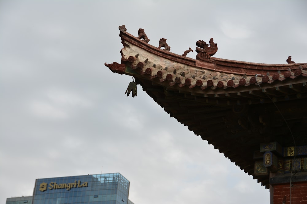 el techo de un edificio con un edificio al fondo