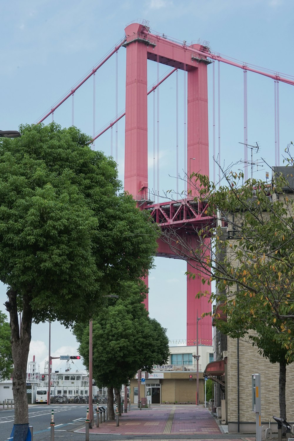 Un ponte rosso su una strada con alberi su entrambi i lati