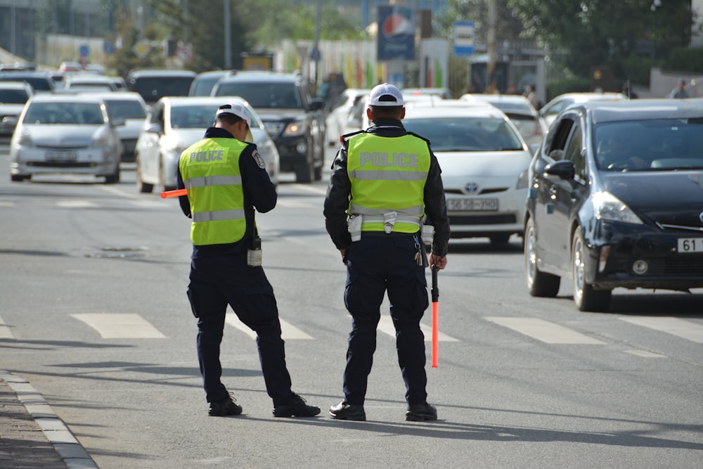 Zwei Polizisten, die am Straßenrand stehen
