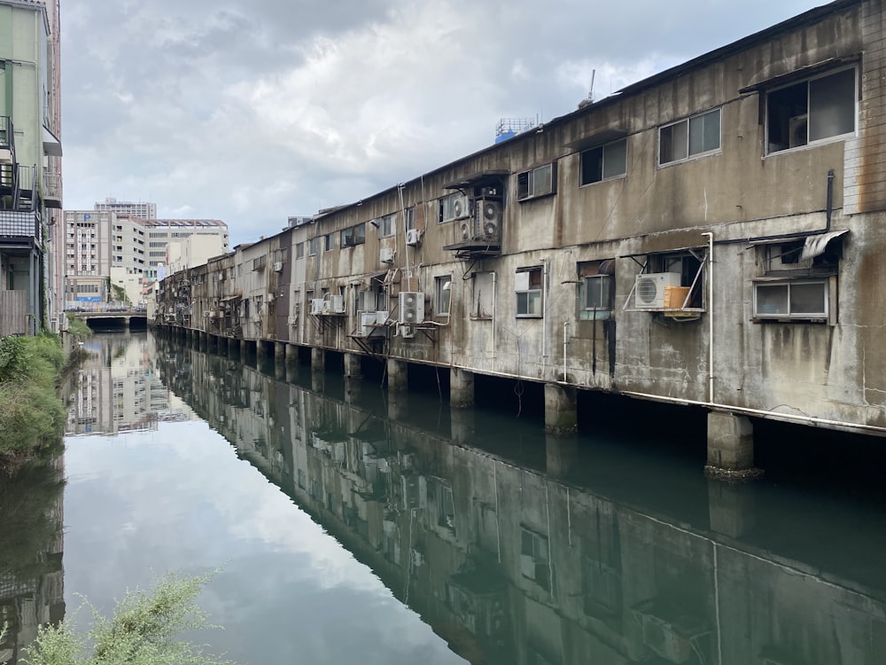 Un fiume che attraversa una città accanto a edifici alti