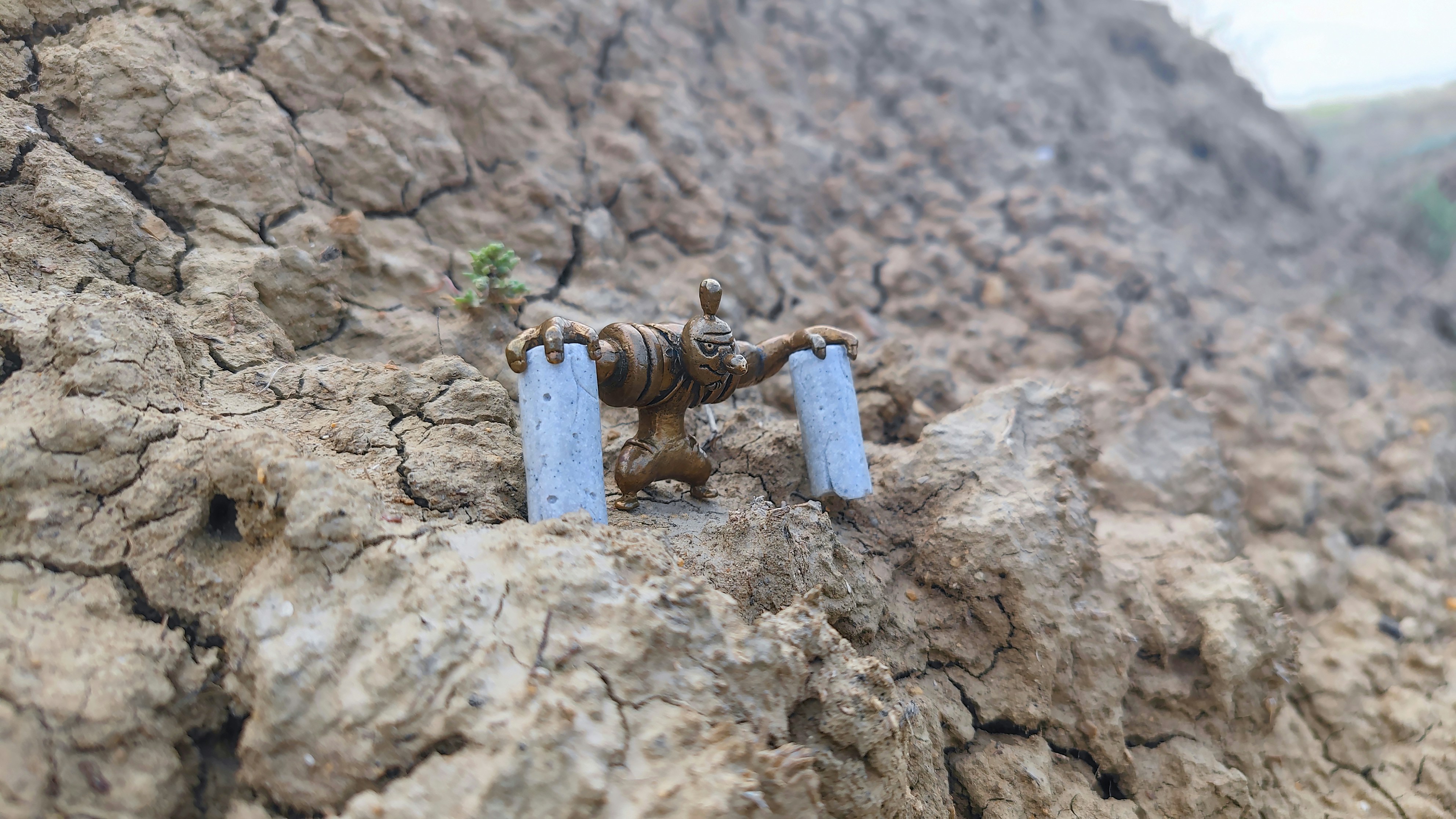 une figurine jouet d’une pompe à eau sur un rocher