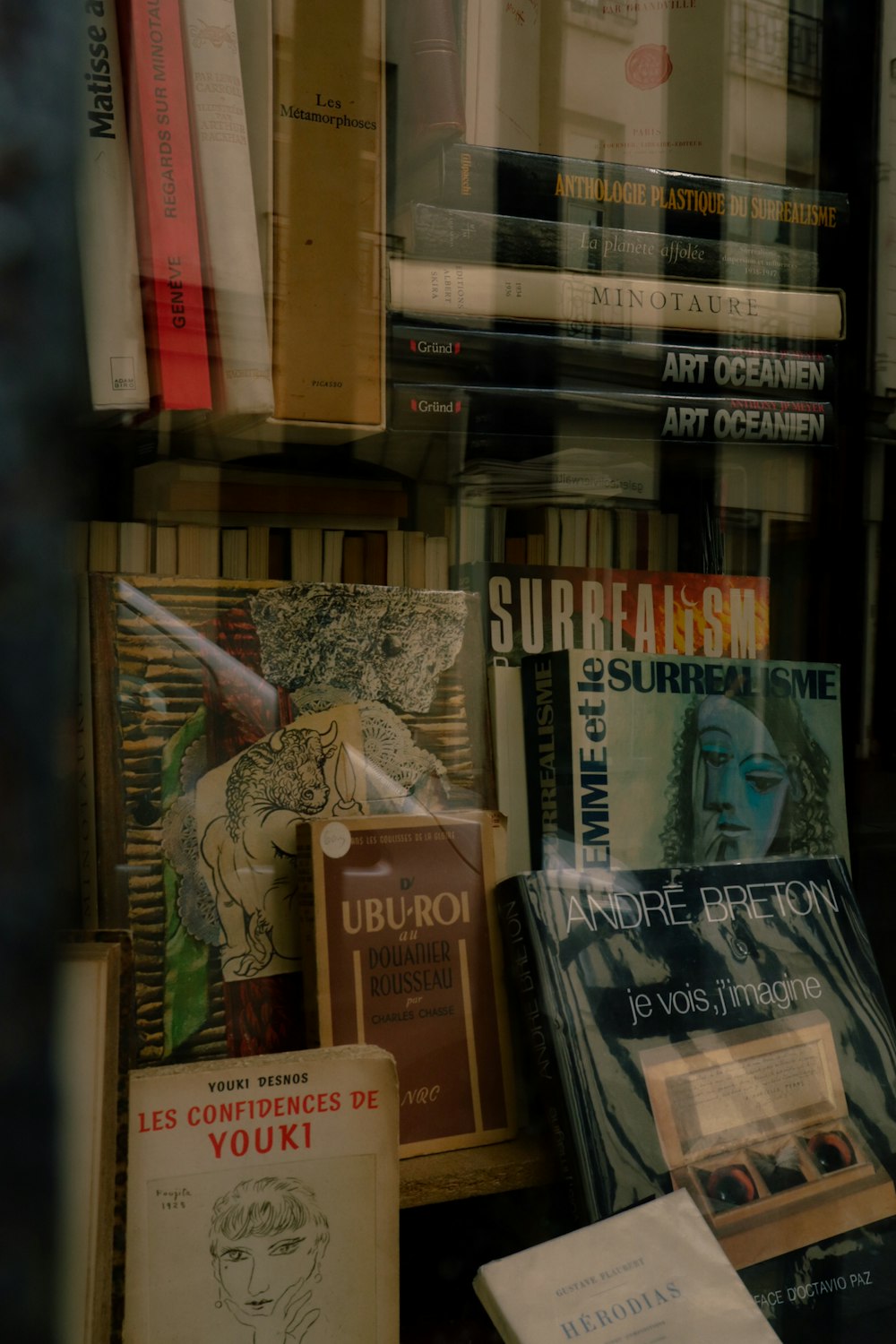 a bunch of books that are on a shelf