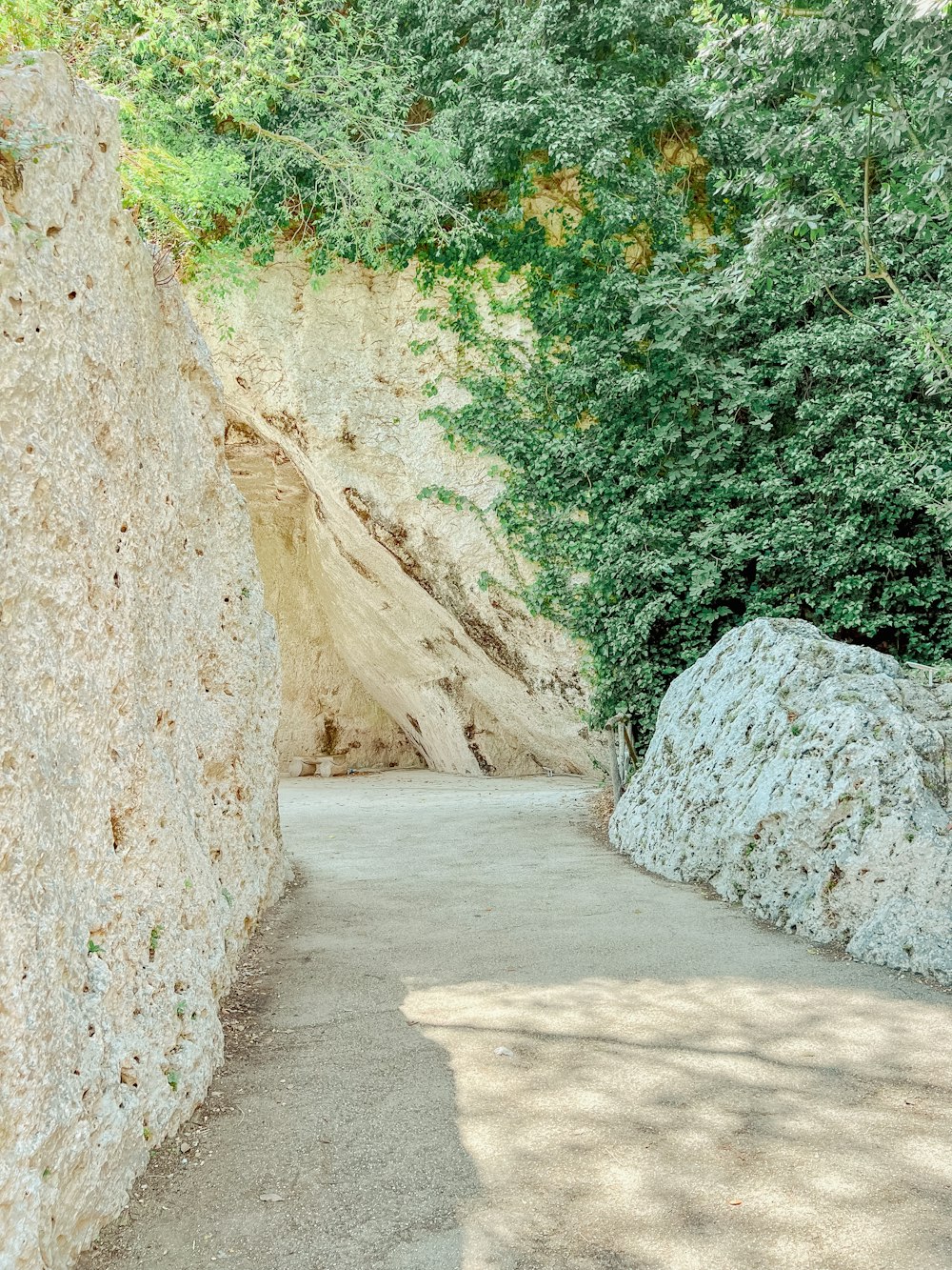 un chemin étroit entre deux gros rochers