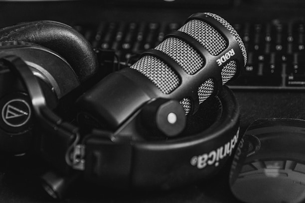 Un primer plano en blanco y negro de equipo de audio que presenta un micrófono y auriculares.