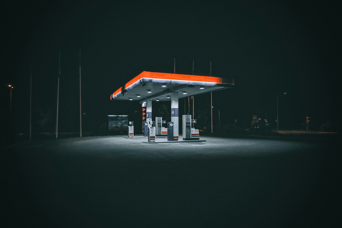 夜間仍亮著燈的加油站
