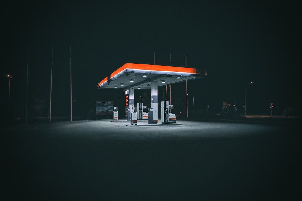 Eine Tankstelle in der Nacht ohne Menschen in der Nähe