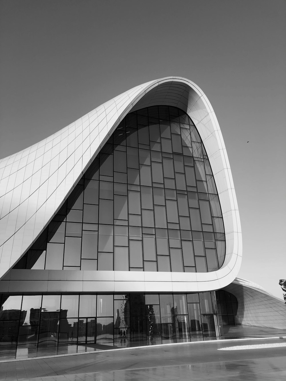 a black and white photo of a modern building