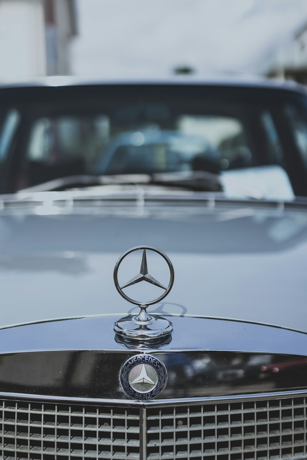 Un emblema Mercedes sulla parte anteriore di un'auto