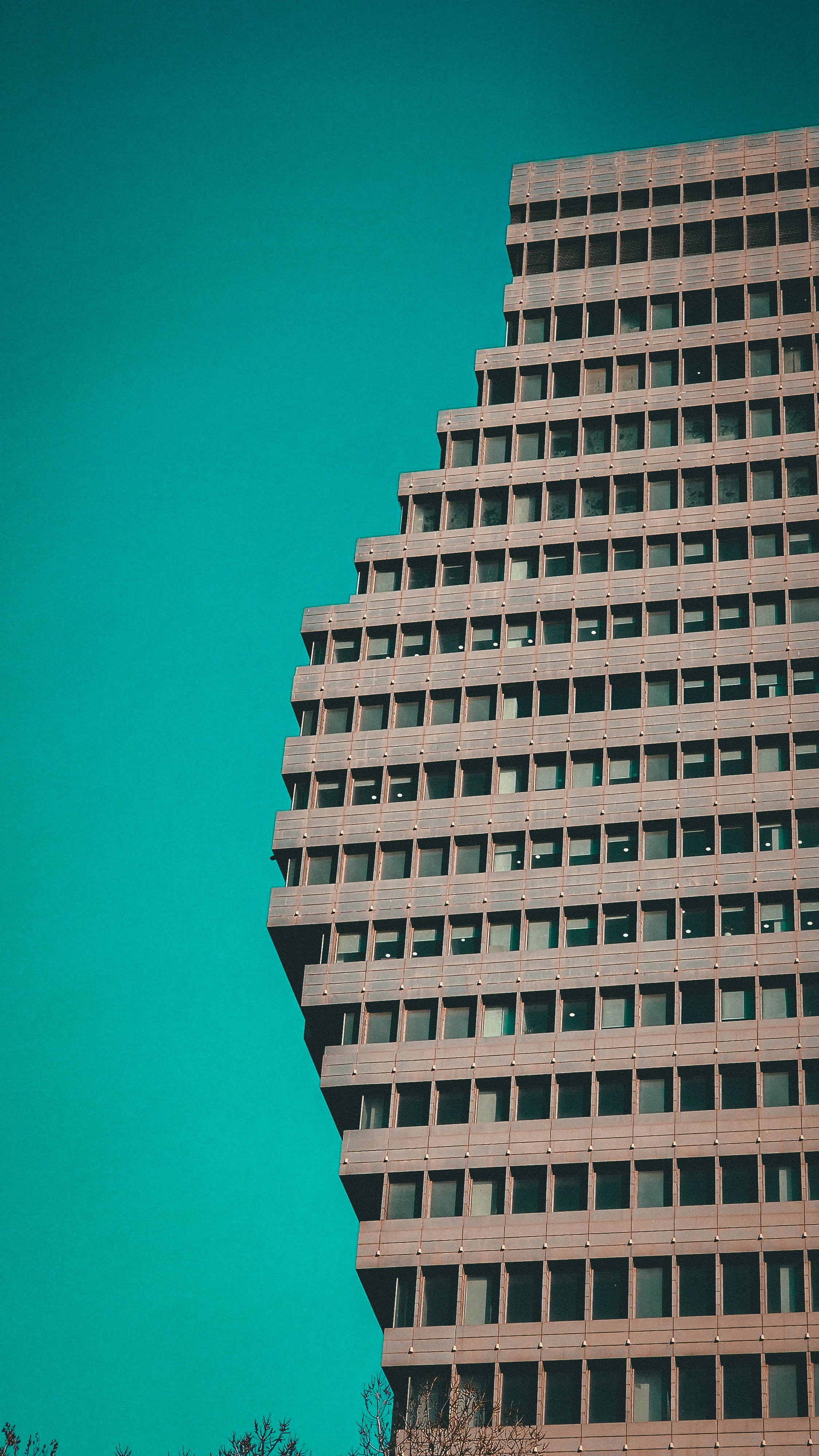 um edifício muito alto com muitas janelas