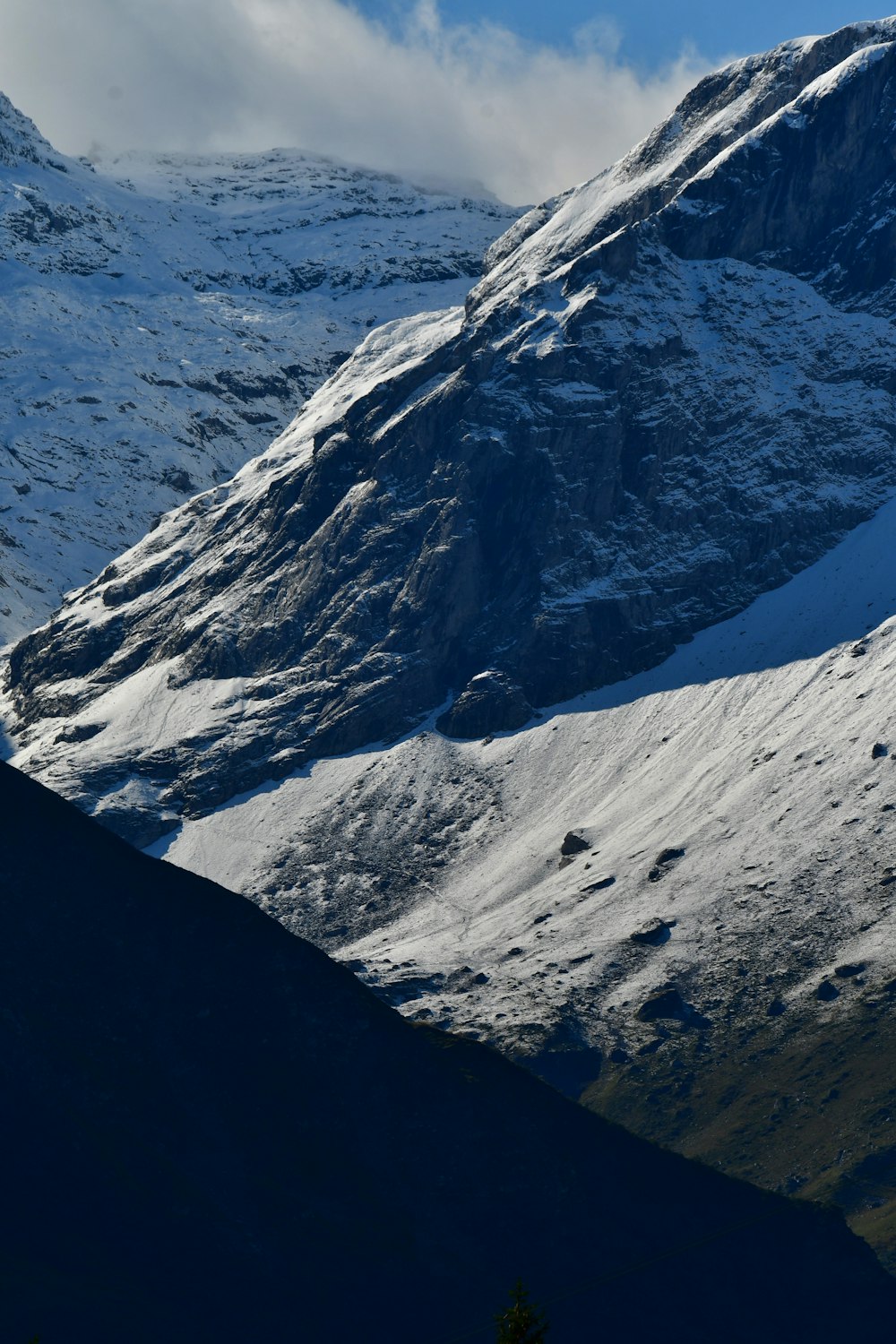 Una montagna coperta di neve sotto un cielo blu