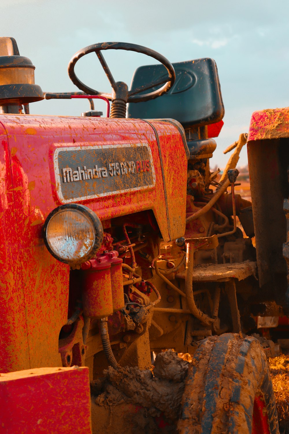 Un primer plano de la parte delantera de un tractor rojo