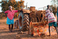 Produtor rural ao lado do trator