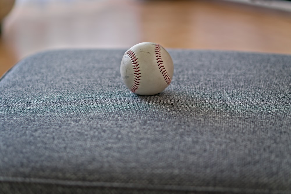 Una pelota de béisbol sentada encima de una silla