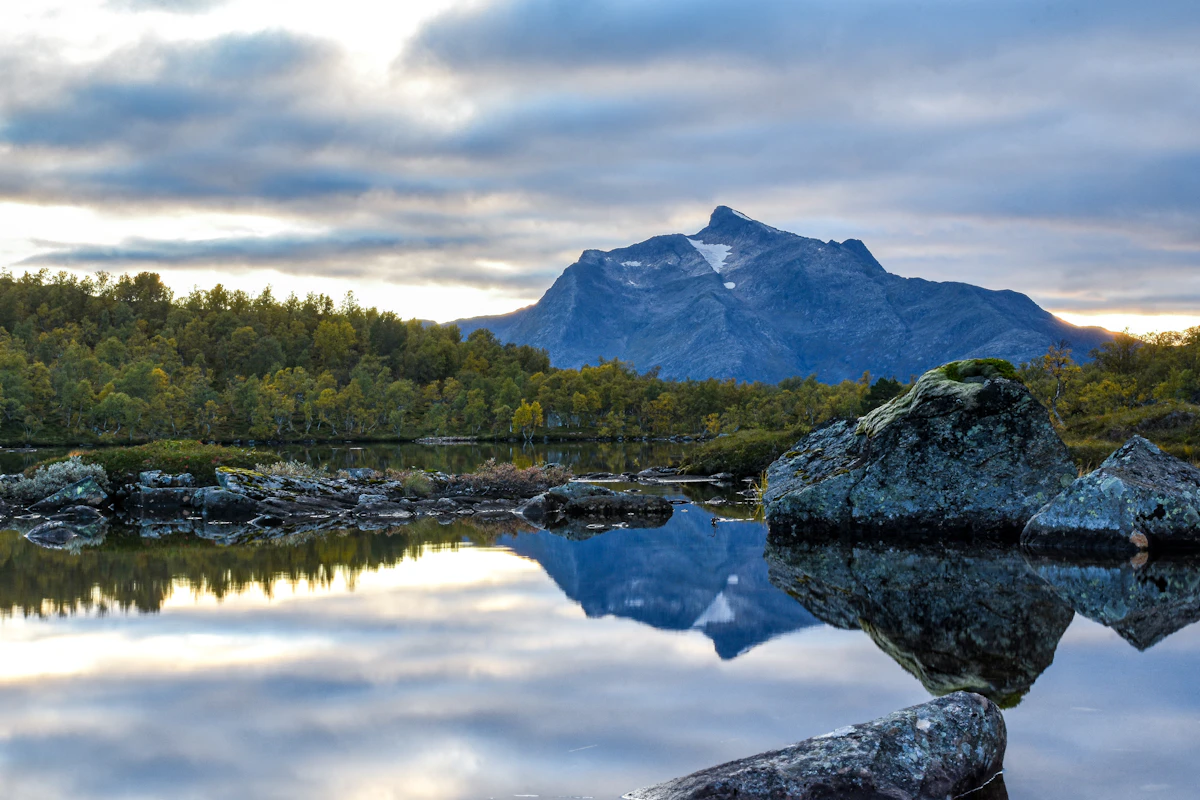 Tjeldøya, Tjeldsund - vann foran et fjell