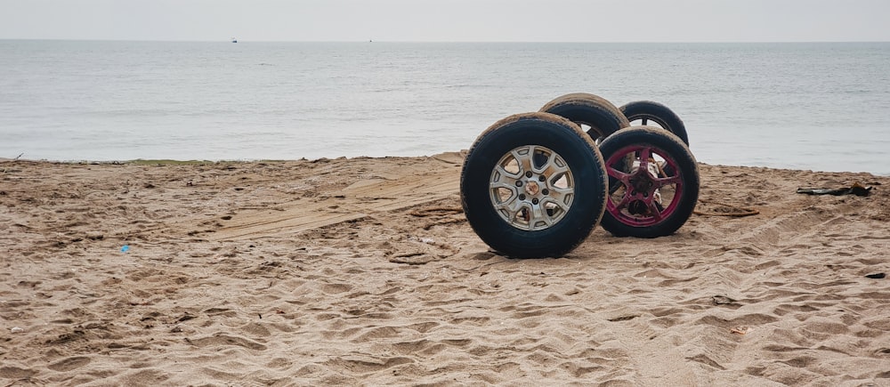 ein paar Reifen, die auf einem Sandstrand sitzen